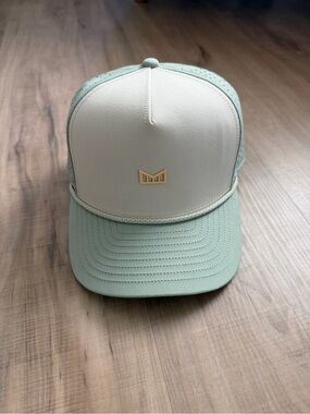 Odysea hydro small hat in sandshell green EUC - worn once.